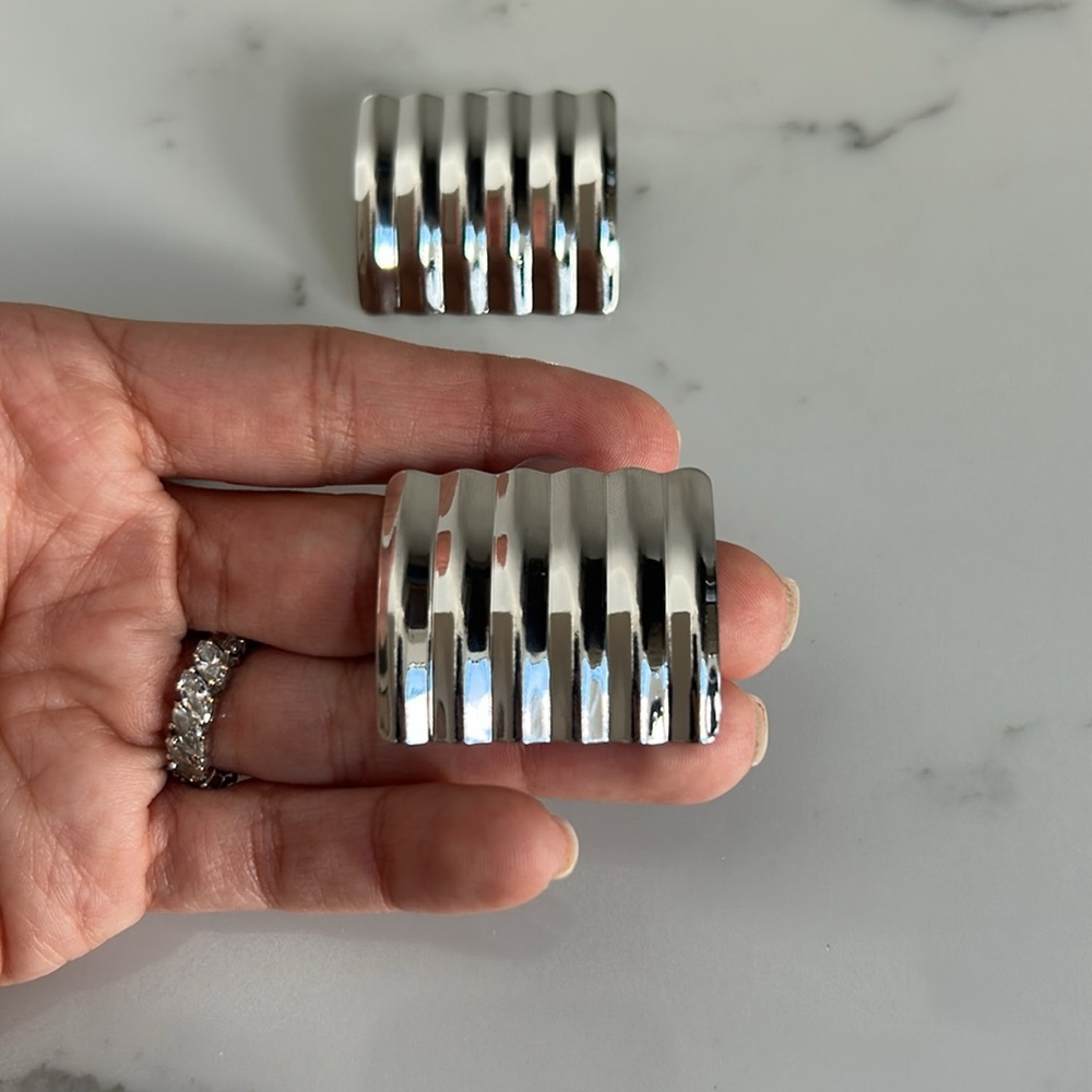 Silver square earrings with waves - Picture 4 of 4